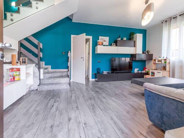 Villa Indipendente in vendita a Caponago, Lombardia