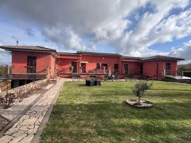 Villa Indipendente in vendita a Vico Matrino, Capranica