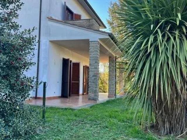 Villa Indipendente in vendita a Capranica, Lazio
