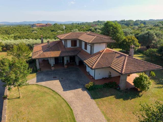 Villa Indipendente in vendita a Caprarola, Lazio