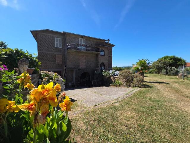 Villa Indipendente in vendita a Caprarola, Lazio