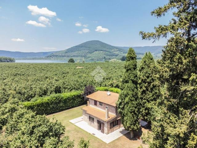 Villa Indipendente in vendita a Caprarola, Lazio
