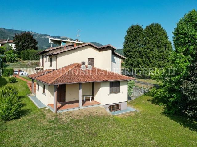 Villa Indipendente in vendita a Sant'Antonio d'Adda, Caprino Bergamasco