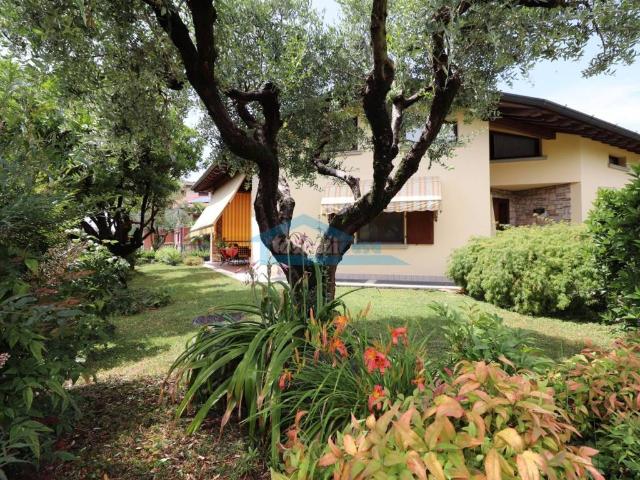 Villa Indipendente in vendita a Le Case, Capriolo
