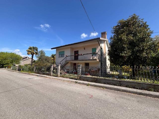 Villa Indipendente in vendita a Capriva Del Friuli, Friuli-Venezia Giulia