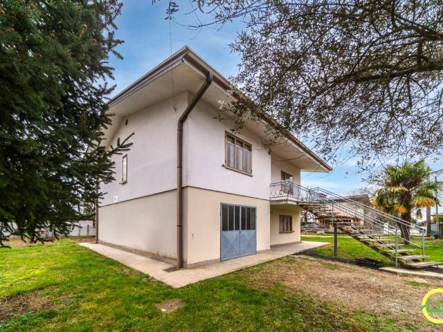 Villa Indipendente in vendita a Capriva Del Friuli, Friuli-Venezia Giulia
