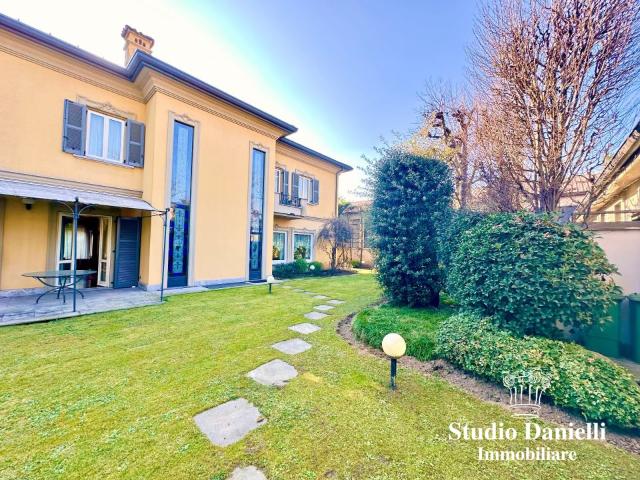 Villa Indipendente in vendita a Carate Brianza, Lombardia