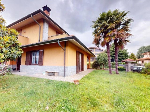 Villa Indipendente in vendita a Carate Brianza, Lombardia