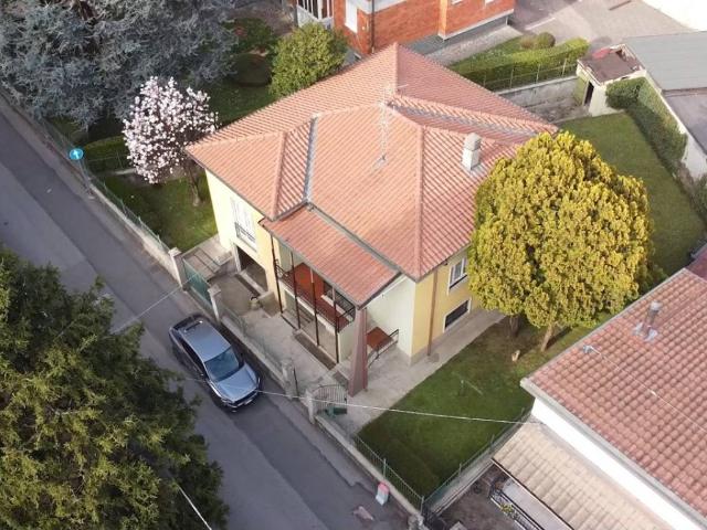 Villa Indipendente in vendita a Carate Brianza, Lombardia