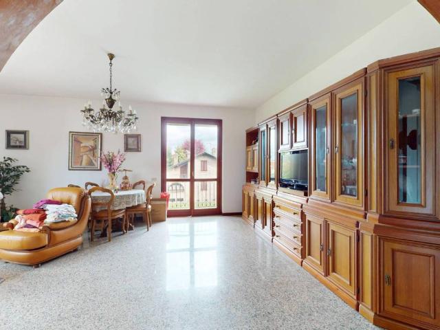 Villa Indipendente in vendita a Carate Brianza, Lombardia