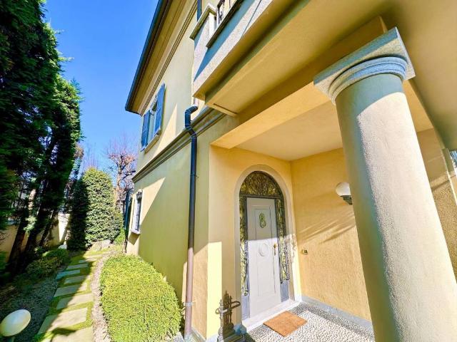 Villa Indipendente in vendita a Carate Brianza, Lombardia