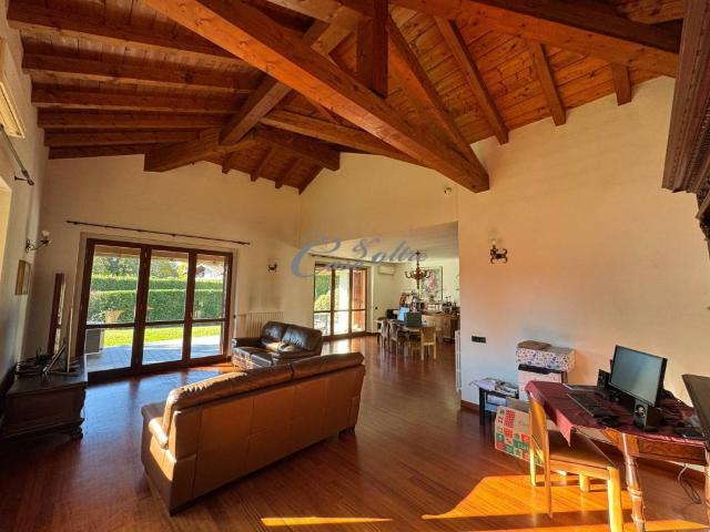 Villa Indipendente in vendita a Carimate, Como