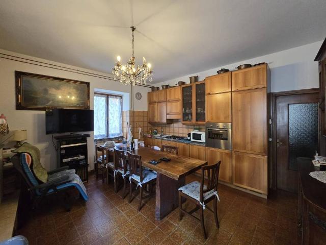 Villa Indipendente in vendita a Carlazzo, Lombardia