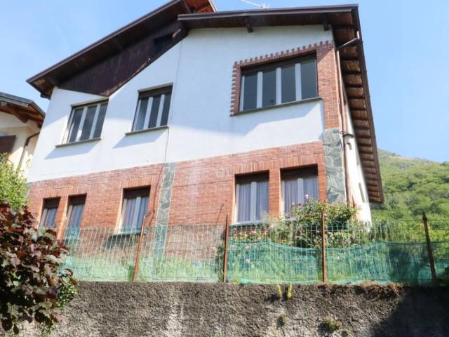 Villa Indipendente in vendita a Carlazzo, Lombardia