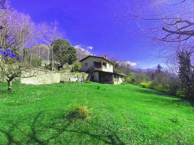 Villa Indipendente in vendita a Carlazzo, Lombardia