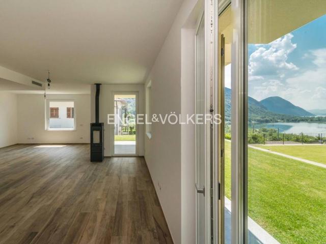 Villa Indipendente in vendita a Carlazzo, Lombardia