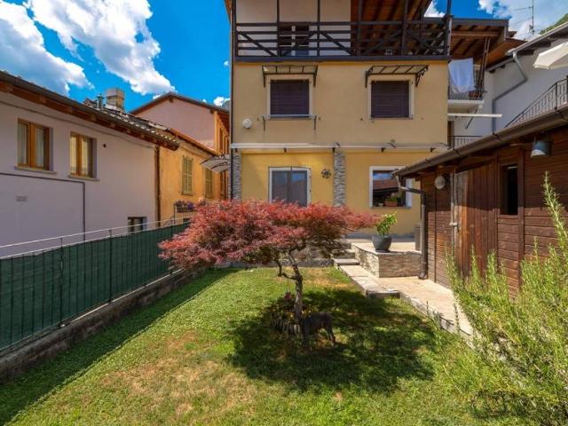 Villa Indipendente in vendita a Carlazzo, Lombardia
