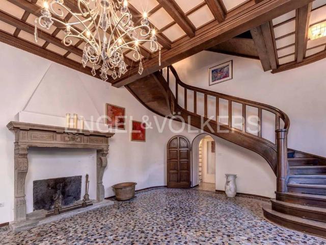 Villa Indipendente in vendita a Carlazzo, Lombardia