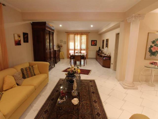 Villa Indipendente in vendita a Carlentini, Sicilia