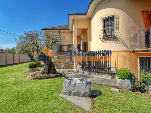 Villa Indipendente in vendita a Carnago, Lombardia