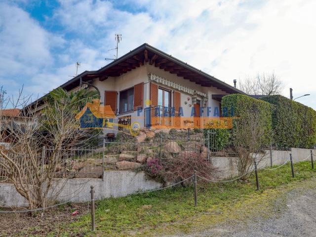Villa Indipendente in vendita a Carnago, Lombardia