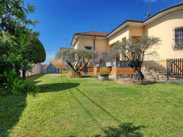 Villa Indipendente in vendita a Carnago, Lombardia