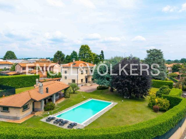 Villa Indipendente in vendita a Carnago, Lombardia
