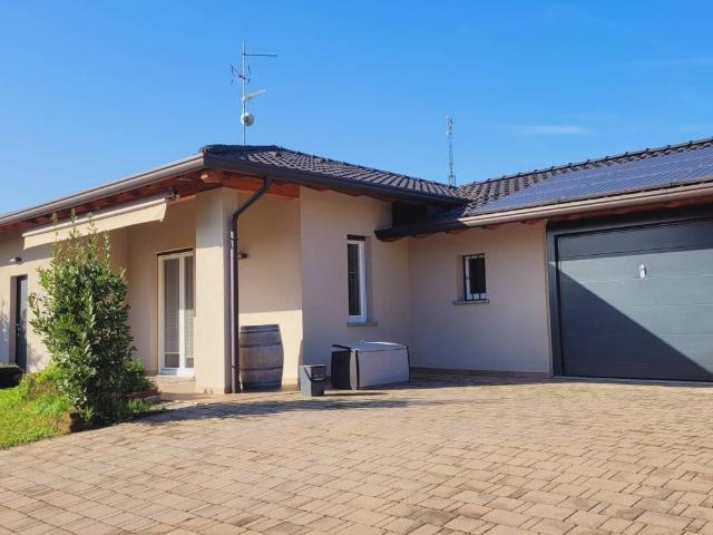 Villa Indipendente in vendita a Carnago, Lombardia