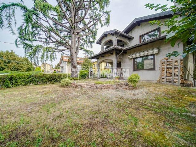 Villa Indipendente in vendita a Rovate, Carnago