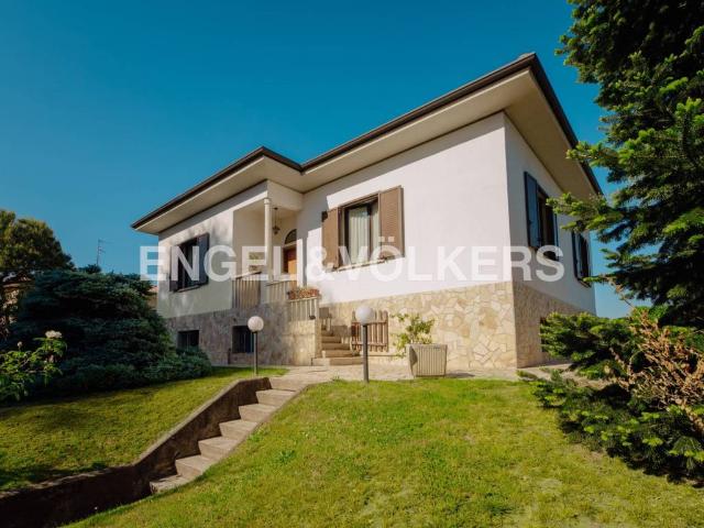 Villa Indipendente in vendita a Carnago, Lombardia
