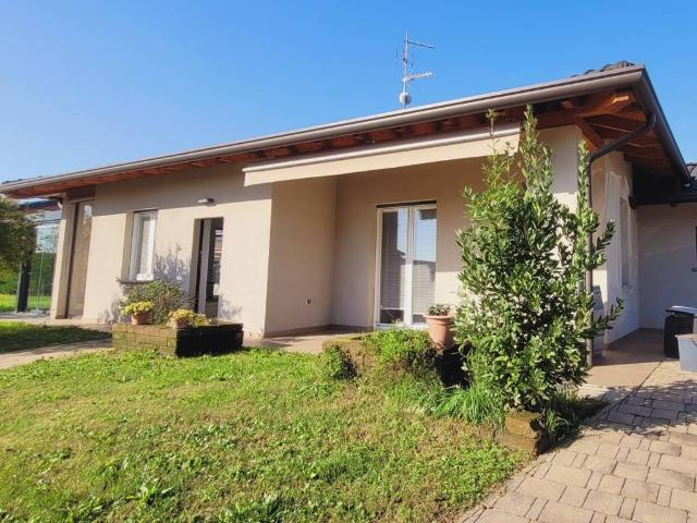 Villa Indipendente in vendita a Rovate, Carnago