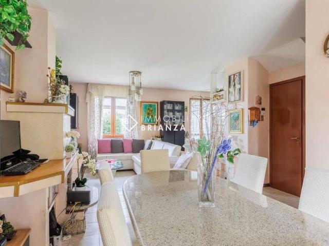 Villa Indipendente in vendita a Carnate, Lombardia