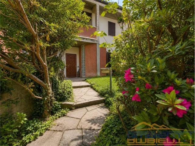 Villa Indipendente in vendita a Carnate, Lombardia