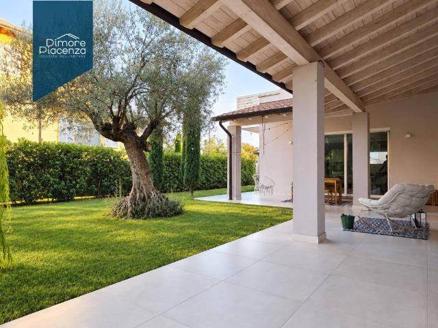 Villa Indipendente in vendita a Carpaneto Piacentino, Piacenza