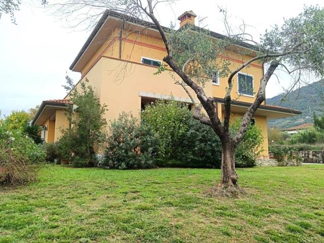 Villa Indipendente in vendita a Carrara, Toscana