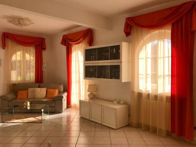 Villa Indipendente in vendita a Carrara, Toscana