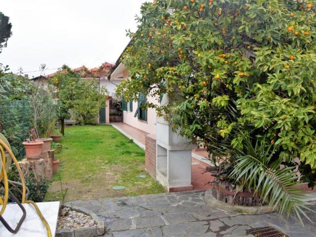 Villa Indipendente in vendita a Marina di Carrara, Carrara