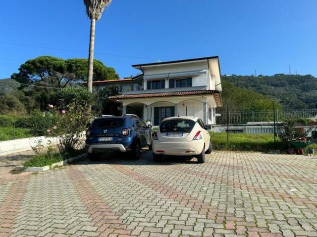 Villa Indipendente in vendita a Pontecimato, Carrara