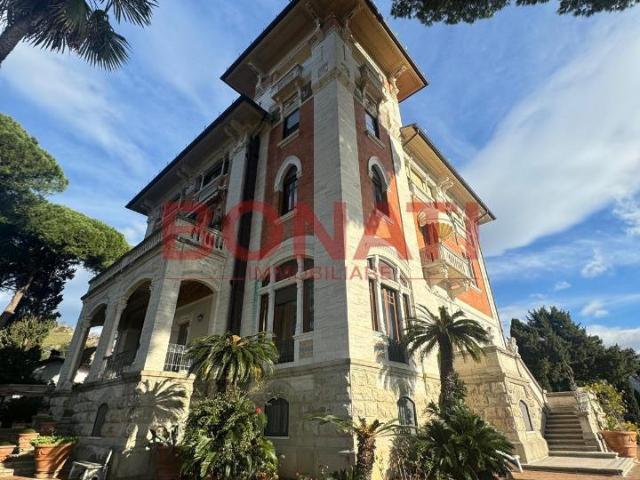 Villa Indipendente in vendita a Carrara, Toscana