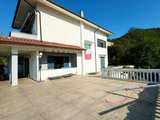 Villa Indipendente in vendita a Carrara, Toscana