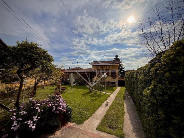 Villa Indipendente in vendita a Carrara, Toscana