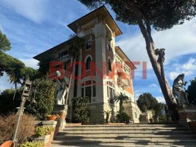 Villa Indipendente in vendita a Pontecimato, Carrara