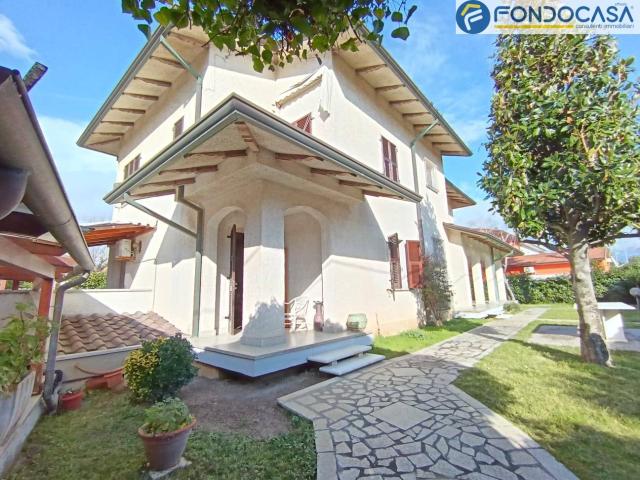 Villa Indipendente in vendita a Marina di Carrara, Carrara