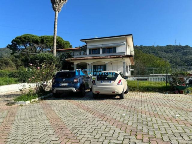 Villa Indipendente in vendita a Carrara, Toscana