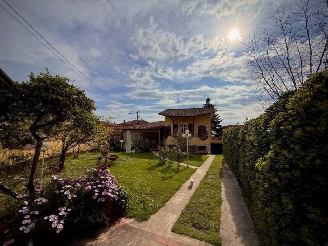 Villa Indipendente in vendita a Carrara, Toscana