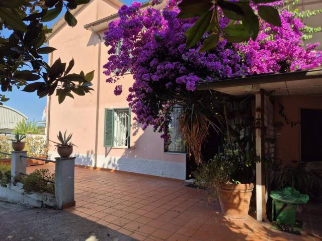 Villa Indipendente in vendita a Nazzano, Carrara