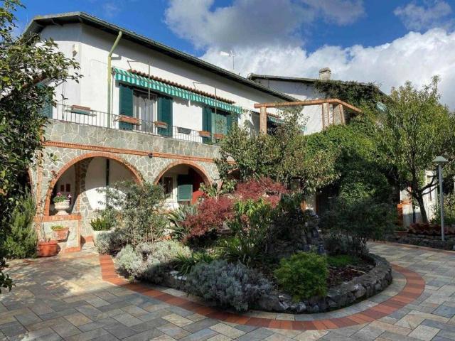 Villa Indipendente in vendita a Perticata, Carrara