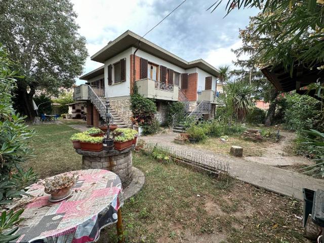 Villa Indipendente in vendita a Marina di Carrara, Carrara