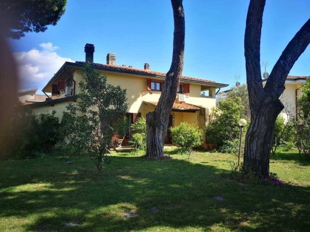 Villa Indipendente in vendita a Marina di Carrara, Carrara