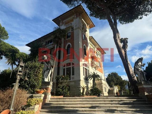 Villa Indipendente in vendita a Carrara, Toscana